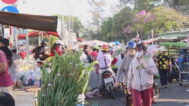 Nhộn nhịp chợ 29 Tết tại khu vực phía Đông TP. Hồ Chí Minh - Ảnh 2.