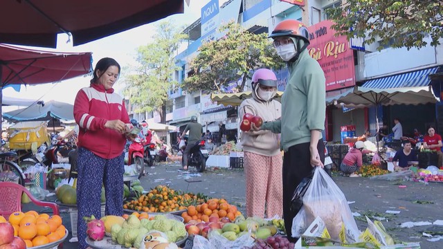 Nhộn nhịp chợ 29 Tết tại khu vực phía Đông TP. Hồ Chí Minh - Ảnh 3.