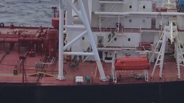 Mỹ chặn bắt tàu chở dầu vi phạm lệnh phong tỏa - Ảnh 1.