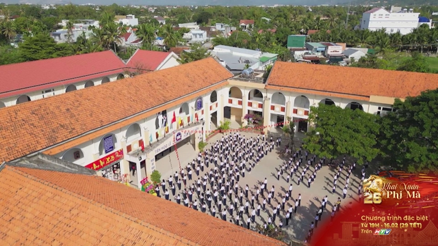 Tiếng trống trường rộn rã giữa nắng xuân sau bão lũ - Ảnh 1.