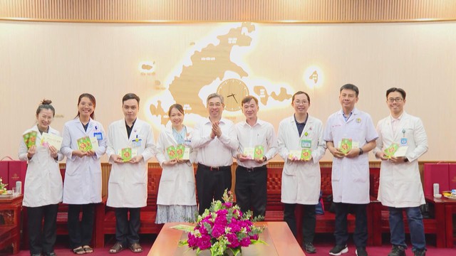 Lãnh đạo TP. Hồ Chí Minh trao tặng 100 suất quà Tết tại đặc khu Côn Đảo - Ảnh 3.