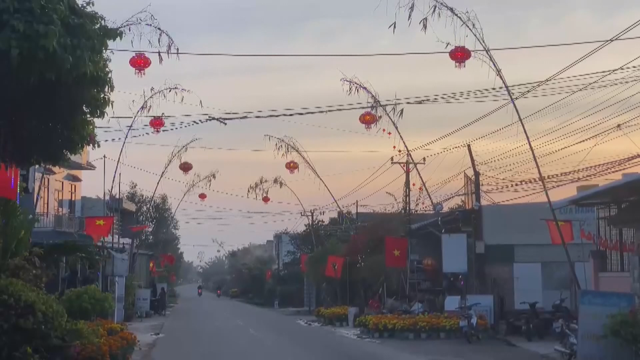60 Giây ngày 16/2/2026 | Lưu giữ tục dựng cây nêu ngày Tết - Ảnh 1.