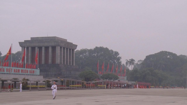 Người dân thành kính viếng Lăng Bác ngày đầu năm - Khát vọng cho một năm mới bình an - Ảnh 1.