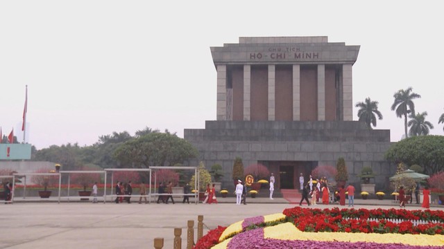 Người dân thành kính viếng Lăng Bác ngày đầu năm - Khát vọng cho một năm mới bình an - Ảnh 2.