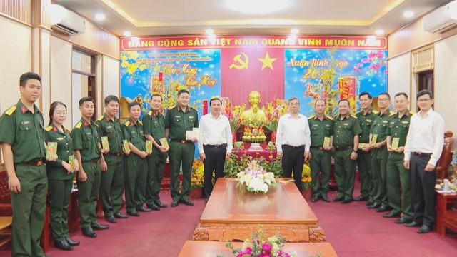 Lãnh đạo TP. Hồ Chí Minh trao tặng 100 suất quà Tết tại đặc khu Côn Đảo - Ảnh 4.