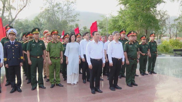 Lãnh đạo TP. Hồ Chí Minh trao tặng 100 suất quà Tết tại đặc khu Côn Đảo - Ảnh 1.
