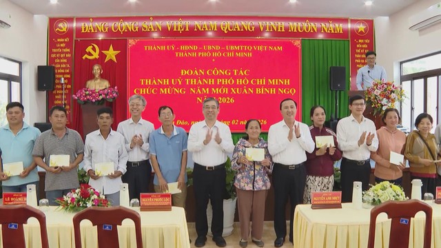 Lãnh đạo TP. Hồ Chí Minh trao tặng 100 suất quà Tết tại đặc khu Côn Đảo - Ảnh 2.