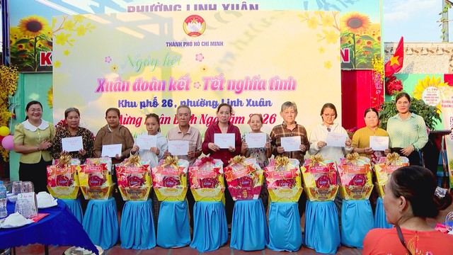 Phường Linh Xuân tổ chức nhiều hoạt động mang đậm đà bản sắc văn hóa và tinh thần đoàn kết dịp Tết Bính Ngọ 2026 - Ảnh 3.