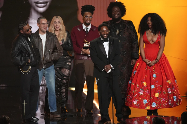 Bad Bunny làm nên lịch sử ở Grammy 2026 - Ảnh 2.