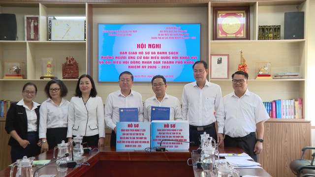 TP. Hồ Chí Minh bàn giao hồ sơ ứng cử đại biểu Quốc hội khóa XVI và HĐND TP. Hồ Chí Minh nhiệm kỳ 2026 - 2031 - Ảnh 1.