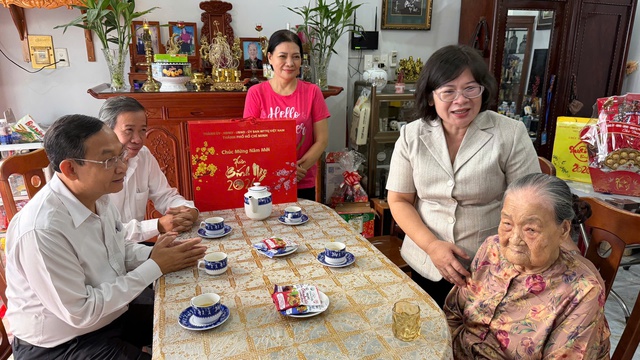 Lãnh đạo Thành phố Hồ Chí Minh đi thăm và chúc Tết các đơn vị và cá nhân thuộc diện chính sách - Ảnh 1.