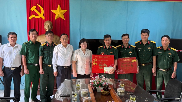 Lãnh đạo Thành phố Hồ Chí Minh đi thăm và chúc Tết các đơn vị và cá nhân thuộc diện chính sách - Ảnh 2.