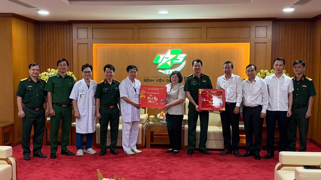 Lãnh đạo Thành phố Hồ Chí Minh đi thăm và chúc Tết các đơn vị và cá nhân thuộc diện chính sách - Ảnh 3.