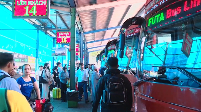 Nhộn nhịp chuyến xe đầu xuân tại Bến xe Miền Tây- Ảnh 2.