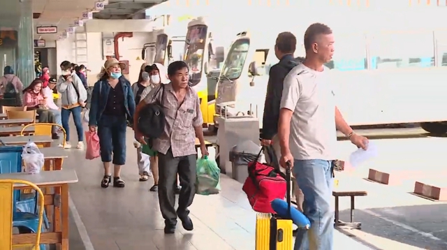 Nhộn nhịp chuyến xe đầu xuân tại Bến xe Miền Tây- Ảnh 1.