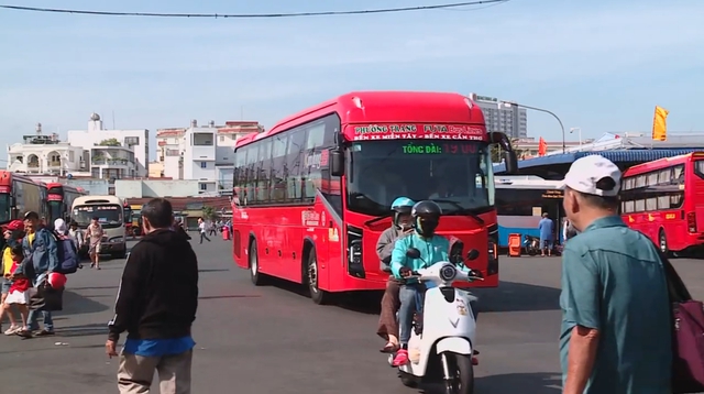 Nhộn nhịp chuyến xe đầu xuân tại Bến xe Miền Tây- Ảnh 4.