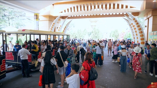 Sức hút từ các điểm du xuân giữa lòng thành phố- Ảnh 1.