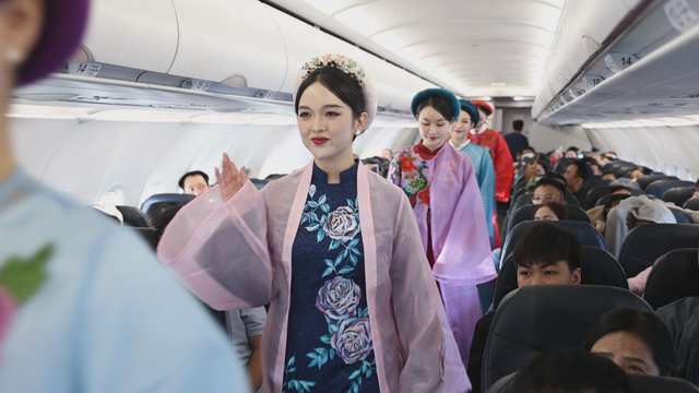 Hành khách bất ngờ với màn trình diễn áo dài trên chuyến bay mừng xuân Bính Ngọ- Ảnh 2.