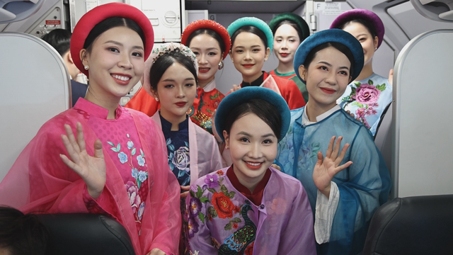 Hành khách bất ngờ với màn trình diễn áo dài trên chuyến bay mừng xuân Bính Ngọ- Ảnh 1.