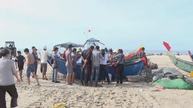 Giá hải sản tăng cao, ngư dân TP. Hồ Chí Minh thu nhập ổn định ngày đầu xuân - Ảnh 2.