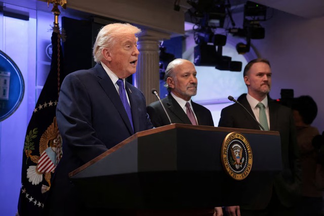 Tổng thống Mỹ áp thêm 10% thuế nhập khẩu sau phán quyết của Tòa án tối cao- Ảnh 1. Tổng thống Mỹ áp thêm 10% thuế nhập khẩu sau phán quyết của Tòa án tối cao- Ảnh 1.