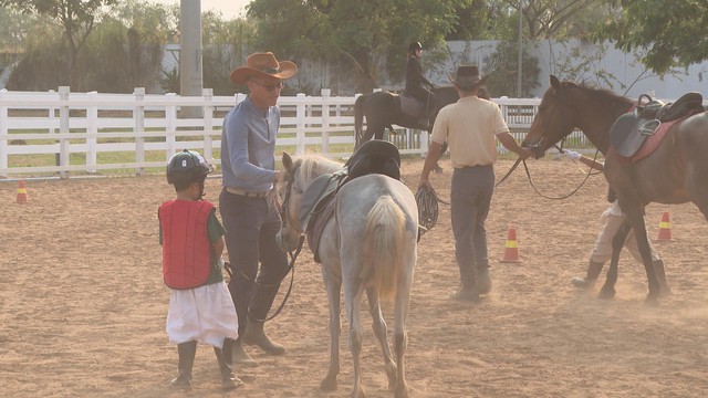 Cưỡi ngựa thành trào lưu du xuân của giới trẻ TP. Hồ Chí Minh- Ảnh 1.