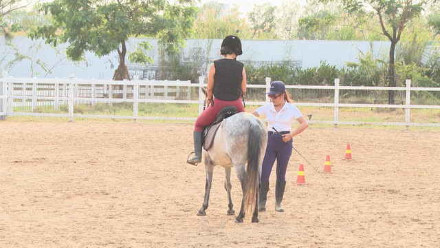 Cưỡi ngựa thành trào lưu du xuân của giới trẻ TP. Hồ Chí Minh- Ảnh 4.
