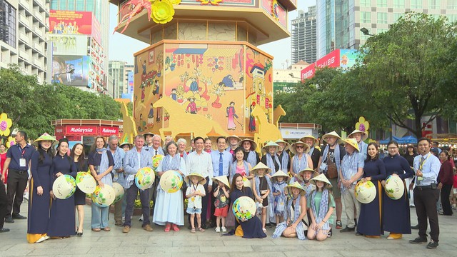 TP. Hồ Chí Minh: Rộn ràng khí thế đón đoàn khách quốc tế xông đất đầu Xuân Bính Ngọ- Ảnh 5.