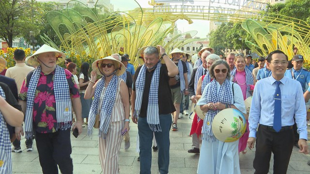 TP. Hồ Chí Minh: Rộn ràng khí thế đón đoàn khách quốc tế xông đất đầu Xuân Bính Ngọ- Ảnh 1.