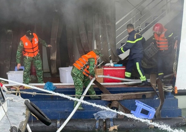 Cháy tàu du lịch ở Cát Bà, 32 người thoát nạn- Ảnh 1.