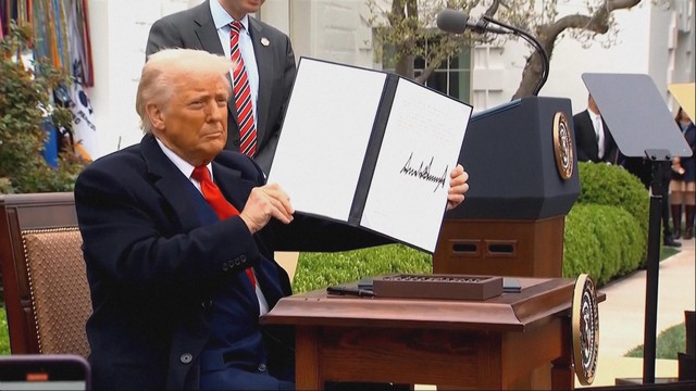 Tổng thống Trump nâng thuế quan toàn cầu lên 15% - Ảnh 2.