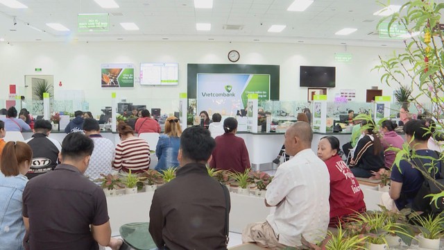 Phường Bình Dương sôi động trở lại sau Tết: Doanh nghiệp, ngân hàng đồng loạt vào việc - Ảnh 3.