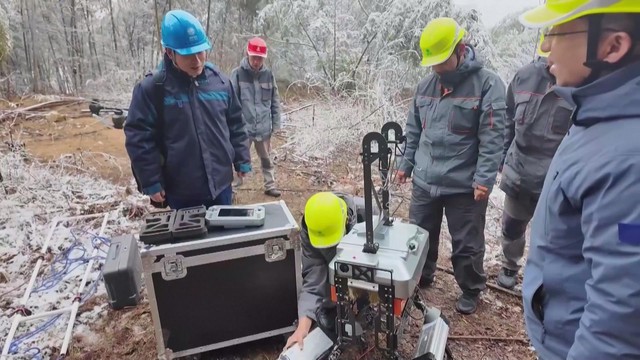 Dùng robot phá băng trên đường dây cao áp ở Trung Quốc - Ảnh 3.