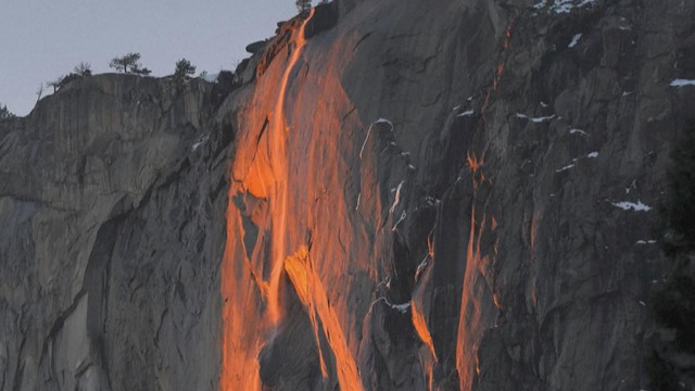 Du khách đổ xô đến công viên Yosemite xem hiện tượng "thác lửa" độc đáo - Ảnh 1.