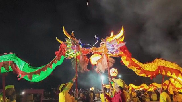 Rộn ràng các màn múa rồng đón Tết Nguyên đán tại Trung Quốc - Ảnh 1.