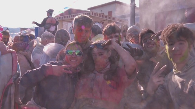 Tái hiện truyền thống thế kỷ 19 qua lễ hội ném bột màu tại Hy Lạp - Ảnh 1.