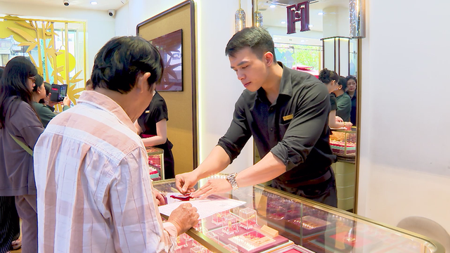Thị trường vàng TP. Hồ Chí Minh "nóng" dần trước ngày vía Thần Tài - Ảnh 1.