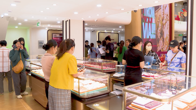 Thị trường vàng TP. Hồ Chí Minh "nóng" dần trước ngày vía Thần Tài - Ảnh 4.