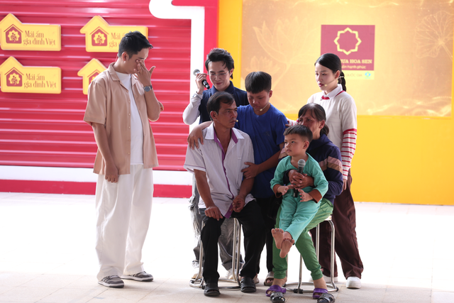 Huỳnh Lập trao xe đạp cho cậu bé đi bộ gần 9km đến trường - Mái ấm gia đình Việt - Ảnh 2.