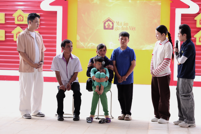 Huỳnh Lập trao xe đạp cho cậu bé đi bộ gần 9km đến trường - Mái ấm gia đình Việt - Ảnh 1.