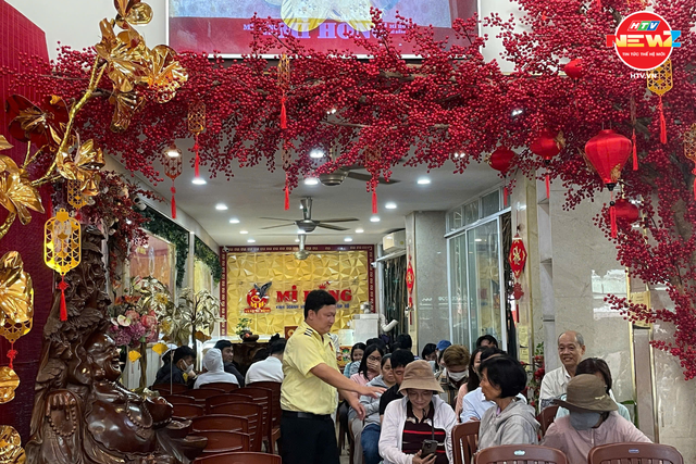 Người dân TP. Hồ Chí Minh đội mưa mua vàng ngày vía Thần Tài - Ảnh 3.