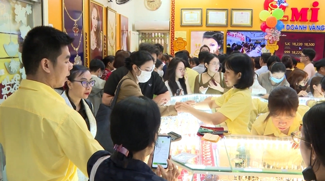 TP. Hồ Chí Minh: Người dân xếp hàng mua vàng ngày vía Thần Tài - Ảnh 1.