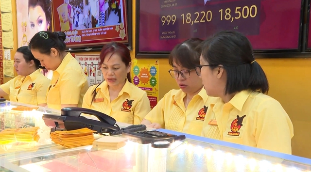 TP. Hồ Chí Minh: Người dân xếp hàng mua vàng ngày vía Thần Tài - Ảnh 2.