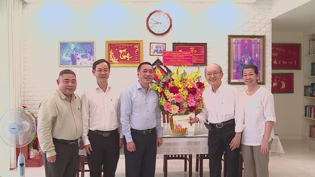 Lãnh đạo TP. Hồ Chí Minh thăm, tri ân các cán bộ y tế lão thành nhân Ngày Thầy thuốc Việt Nam 27/2 - Ảnh 3.