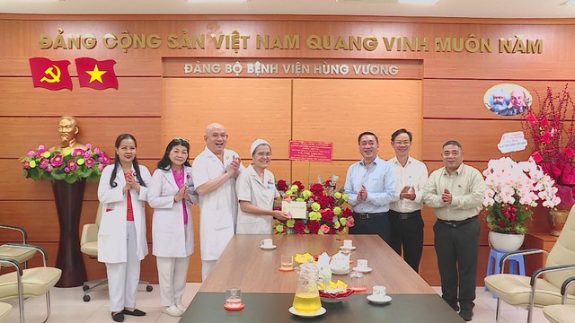 Lãnh đạo TP. Hồ Chí Minh thăm, tri ân các cán bộ y tế lão thành nhân Ngày Thầy thuốc Việt Nam 27/2 - Ảnh 4.