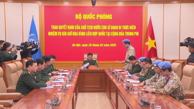 Trao quyết định cử sĩ quan tham gia Phái bộ MINUSCA tại Cộng hòa Trung Phi - Ảnh 1.