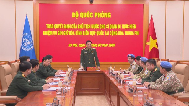 Trao quyết định cử sĩ quan tham gia Phái bộ MINUSCA tại Cộng hòa Trung Phi - Ảnh 2.