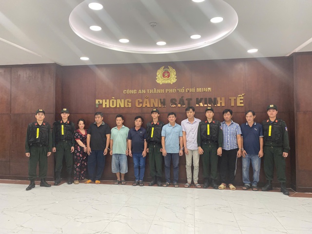 Công an TPHCM triệt phá đường dây sản xuất, buôn bán xăng Ron95 giả - Ảnh 1.