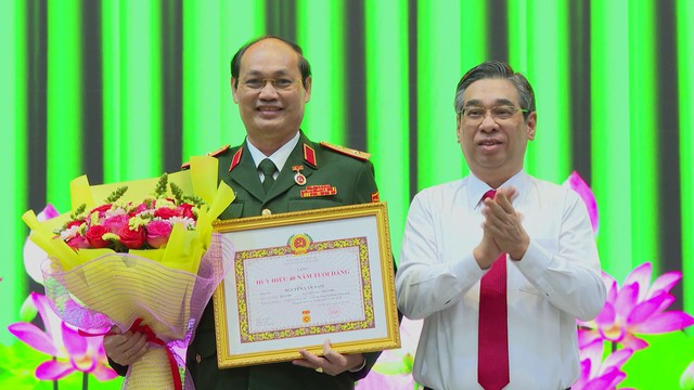 Trao Huy hiệu 40 năm tuổi Đảng cho Trung tướng Nguyễn Văn Nam- Ảnh 2.