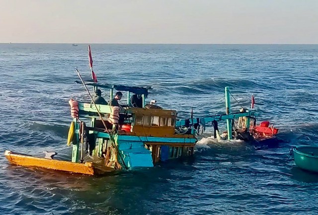 Tàu cá chìm ở cửa Cảng La Gi 15 thuyền viên kịp thoát ra - Ảnh 1.